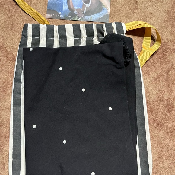 LELE SADOUGHI AUTHENTIC JET & EMBELLISHED HEAT STAMP PEARLS FACE MASK - Picture 4 of 7